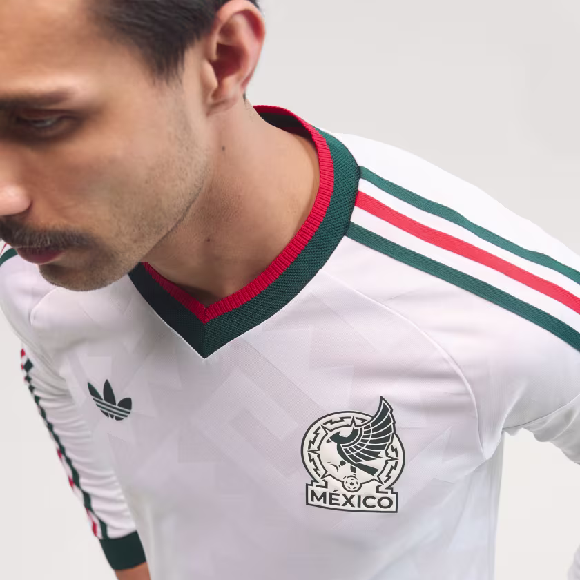 JERSEY VISITANTE SELECCIÓN NACIONAL DE MÉXICO 26 MANGA LARGA VERSIÓN JUGADOR